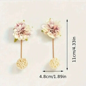 Dangling flowers earrings‎